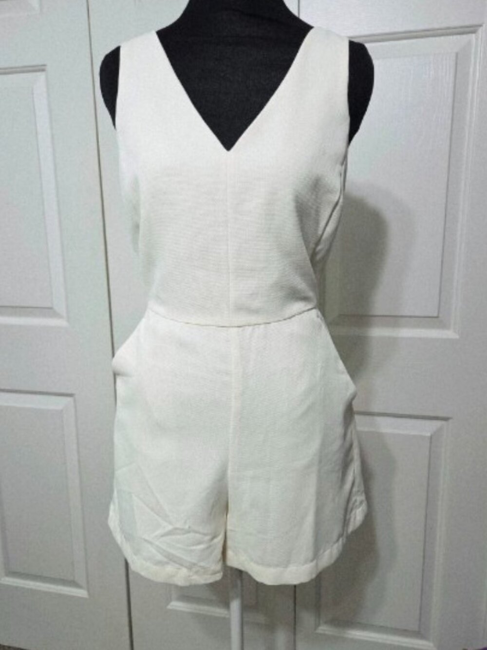 Shinestar Cream V-Neck Tie Cutout Back Romper Size M